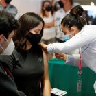 Una mujer recibe una vacuna contra la covid-19