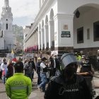 Quito. Decenas de policías en servicio pasivo protestaron ayer por el atraco al Isspol.