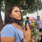 Mónica Alvarado ayer realizaba los trámites para retirar los restos del padre de sus hijos.