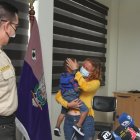 El general Fausto Buenaño hizo la entrega del infante a la madre, quien lloró al verlo.