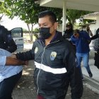 Uno de los detenidos es extranjero. Los sujetos tenían un arma de fuego en su poder.