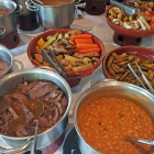 El contundente 'cozido' lleva arios tipos de carne, chorizo, salchichas, morcilla y verduras.