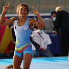 Lucía Yépez recibe el oro en los juegos.