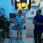 McBrian Gibson, el imitador de Héctor Lavoe, toca los timbales durante la rumba que acompañó al 'Sancocho latino'.