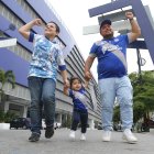 Jorge Ortega (d), su sobrino Diego Jiménez (i) y su hija Giorgia verán el partido con familiares y amigos.