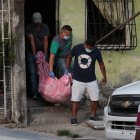 El cuerpo fue retirado del domicilio por agentes policiales.