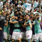 Ángel Mena (13) es felicitado por sus compañeros tras marcar el doblete ante Tigres.