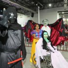 Eugenia Mármol (sentada) asistió con su esposo y sus amigos. Ella caracterizó a Lily Munster, de la teleserie The Munsters