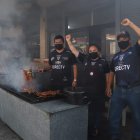 Patricia Tipanta (c) y sus familiares lucieron los colores del Independiente del Valle en su local de venta de cuyes.