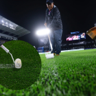 Se está alistando la cancha para que esté en óptima forma para el inicio del partido.