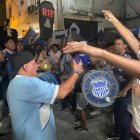 Así es el ambiente de 'La Original Boca del Pozo', reunida en las calles Quito y San Martín.