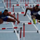 Marcos Morley (i) de Ecuador compite con John Edward Paredes de Colombia (d) en la prueba de los 110m con vallas en los Juegos Panamericanos Junior, en el estadio Pascual Guerrero en Cali (