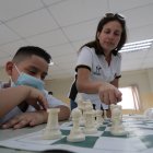Martha Fierro impartiendo clases de ajedrez en Las Casitas del Guamo, al sur de Guayaquil.