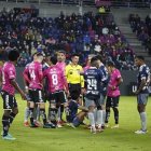 Joao Rojas quedó tendido en el césped, tras sufrir una lesión en su pierna derecha.