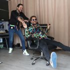 Entre 

Marco Vivanco y Carlos Valdivieso existe mucha camaradería. Se conocen desde la U. Hoy, los une la música.