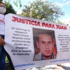 Familiares y amigos de la víctima con carteles y en manifestaciones exige justicia.