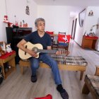 Cevallos llegó al Comité del Pueblo con su guitarra. Dar clases de música fue la forma de acercarse, hoy muchos vecinos lo estiman.