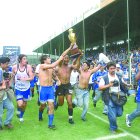 El exgolero de Emelec Rorys Aragón lleva la copa, tras ganar el título del 2001 en el Capwell.