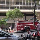 Carros de bomberos en los bajos del edificio de la Corporación.