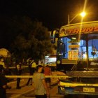 El bus fue acordonado por la Policía para realizar las primeras investigaciones.