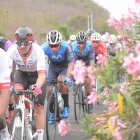 Byron Guamá (segundo) en busca de la gloria deportiva en la Vuelta al Ecuador.