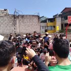 Los vecinos compartieron con los policías en juegos.