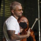 El cantante colombiano Maluma (i) le entrega a Alexandra Ramírez (d) de la fundación "El arte de los sueños", el premio a Soñadora del año, durante la inauguración de la primera sede en Medellín.