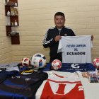 Jaime Leime muestra las camisetas de Independiente de varios años.