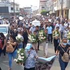 Los pobladores de Vinces acudieron en forma multitudinaria al sepelio de la joven.