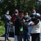 Los investigadores entrevistaban a los vecinos para conocer del hecho.