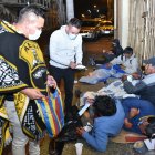 Dan comida a los más necesitados.