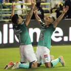 Víctor Dávila (i) y Ángel Mena de León celebran un gol ante Atlas, durante el partido de ida por la final del torneo Apertura 2021 de la Liga MX del fútbol mexicano, en el estadio León, en León (México)