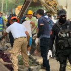 Rescatistas y autoridades trabajan hoy en la zona del accidente de un camión donde viajaban migrantes, en el municipio Chiapa de Corzo, estado de Chiapas.