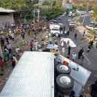 El camión se volcó con muchos migrantes ecuatorianos.