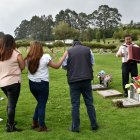 Su nieto, el niño que está a su lado, lo acompaña en los funerales.