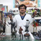 Garzón tiene sus  creaciones en su óptica como elementos decorativos.