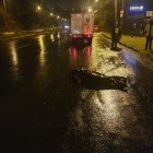 El cadáver de la mujer quedó en media vía. Junto a ella estaba su acompañante, quien quedó herido al lanzarse sobre otro carro. Él  fue llevado al hospital.
