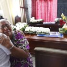 Madre llora a su hijo muerto durante su velorio.