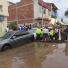 Carros, motos, mercadería y enseres fueron arrastrados por el agua.