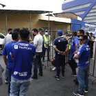 Los hinchas de Emelec entrando al estadio Capwell.