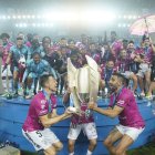 Independiente del Valle y el trofeo de LigaPro en su festejo en el estadio Capwell.