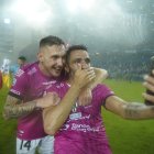 Hernán Pellerano y Mateo Carabajal (14) celebran tras ganar el trofeo de LigaPro.