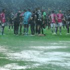Los jugadores de Emelec e Independiente disputaron el partido bajo una fuerte lluvia.