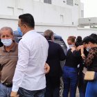 Abrazos y gritos de los deudos en el exterior del Centro Forense de Manta.
