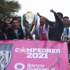 Los campeones recorrieron las calles de Quito con el trofeo de Liga Pro.