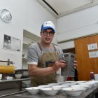 El chef se siente en casa cuando está en la cocina. Busca honrar la memoria de su madre.