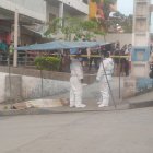 El cadáver quedó tendido boca arriba, debajo de una carpa plástica.