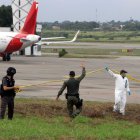Investigadores del Ejército de Colombia y la Fiscalía acordonan los alrededores de la pista del Aeropuerto Internacional Camilo Daza, donde se presentó la explosión de dos artefactos, hoy, en Cúcuta (Colombia).