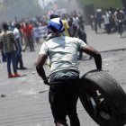 Referencial. Un manifestante porta un neumático durante una manifestación contra el gobierno del presidente Jovenel Moise en las calles de Puerto Príncipe, Haití,