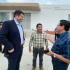 Funcioanrios del registro Civil junto al alcalde de Playas, fuera de la nueva agencia de la entidad registral